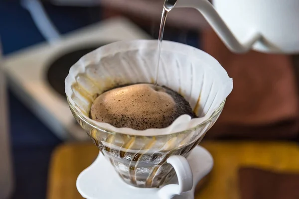 Primo piano della macchina da caffè filtro, bollitore con termometro e scavare — Foto Stock