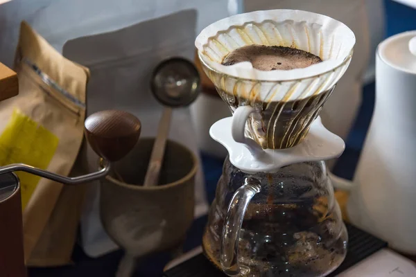 Primer plano de la cafetera de filtro, hervidor de agua con termómetro y cavar — Foto de Stock