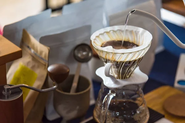 Primer plano de la cafetera de filtro, hervidor de agua con termómetro y cavar — Foto de Stock