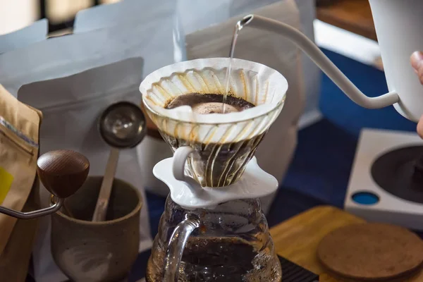 Primer plano de la cafetera de filtro, hervidor de agua con termómetro y cavar — Foto de Stock