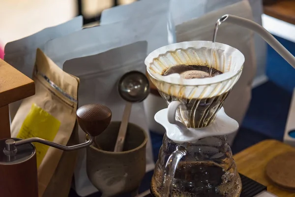 Primer plano de la cafetera de filtro, hervidor de agua con termómetro y cavar — Foto de Stock