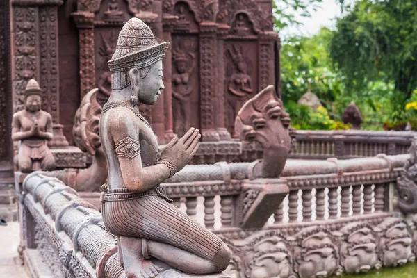 Sztukaterie starożytne. Sztukaterie zdobią starożytne sanktuarium. Świątynia Huay Kaew — Zdjęcie stockowe