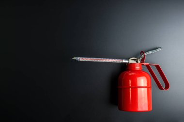 Kırmızı sprey tabancası siyah arka plan üzerinde izole.