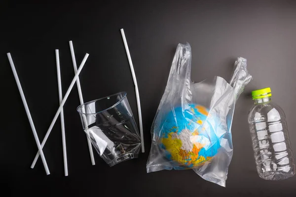 지구 세계 지구와 검은 백그루에 플라스틱 병 폐기물 — 스톡 사진