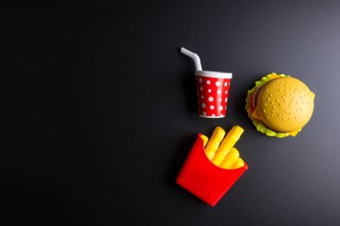 Plastik burger, patates kızartması Siyah arka planda fast food. Chil