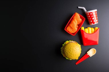 Plastik burger, patates kızartması Siyah arka planda fast food. Chil