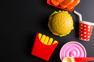 Plastik burger, patates kızartması Siyah arka planda fast food. Chil