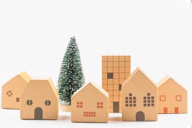 Beyaz backgr izole küçük noel ağacı ve kağıt ev oyuncak