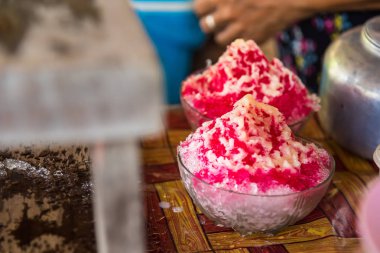 Tıraş buzunu kırmızı şeker şurubuyla kapat, üstüne de şeker koy.