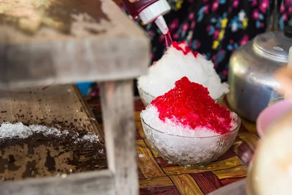 Close up the shave ice with red sugar syrup, topping with sweete — ストック写真