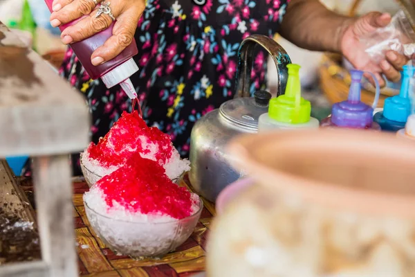 Close up the shave ice with red sugar syrup, topping with sweete — ストック写真