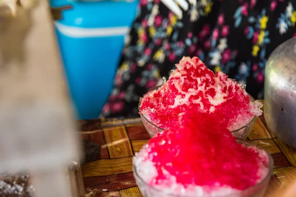 Cerrar el hielo afeitado con jarabe de azúcar roja, rematando con dulce —  Fotos de Stock