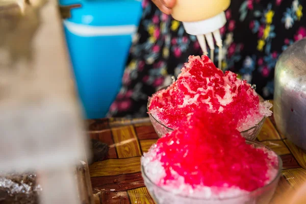 Cerrar el hielo afeitado con jarabe de azúcar roja, rematando con dulce —  Fotos de Stock