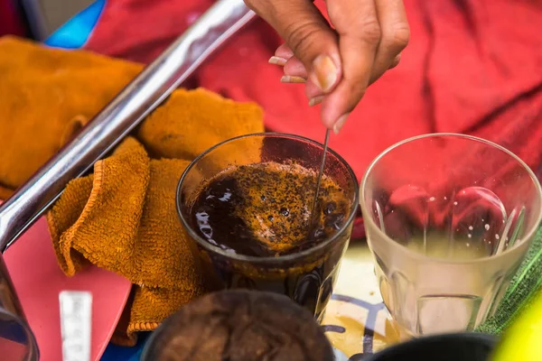 Hacer té tradicional de leche tailandesa con bolsa de café en acero inoxidable S —  Fotos de Stock