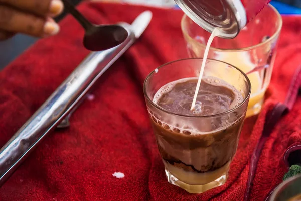 Hacer té tradicional de leche tailandesa con bolsa de café en acero inoxidable S —  Fotos de Stock