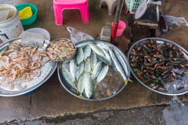 Balık pazarında deniz ürünleri işleme.