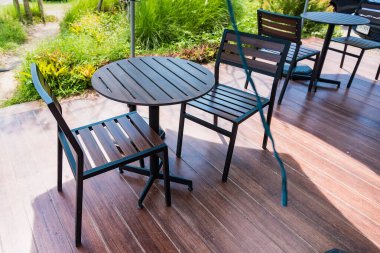 Kahve dükkanında masa ve sandalyeler..