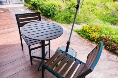 Kahve dükkanında masa ve sandalyeler..