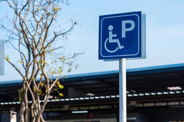 Kamu konseptini imzala, engelliler otomobil tabelasını pompa üzerine park eder.