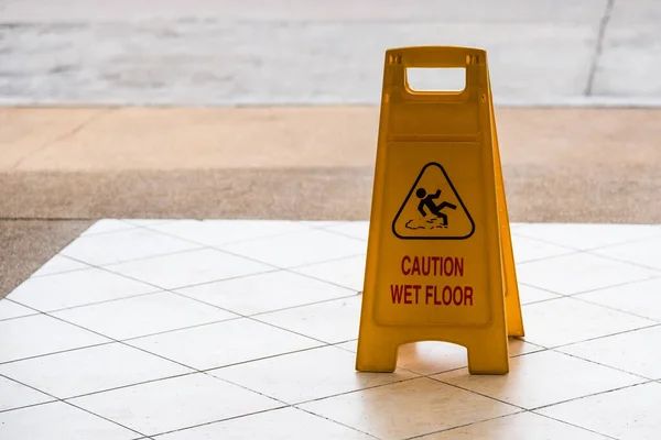 Предупреждение берегитесь концепции аварии, изображение желтой предосторожности влажной — стоковое фото