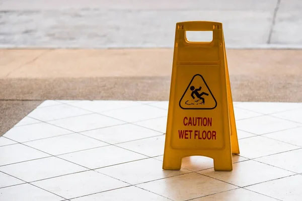 Aviso cuidado com o conceito de acidente, a imagem de cuidado amarelo molhado — Fotografia de Stock