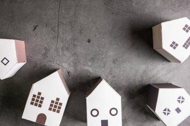 Kağıt ev taş desenli arka planda kopyalama alanı var.