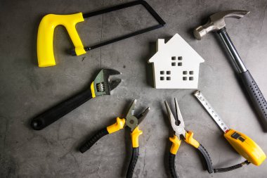 Ahşap ev ve inşaat aletleri taş desenli arka plan 