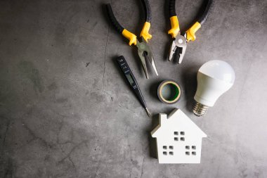 Ahşap ev ve inşaat aletleri taş desenli arka plan 