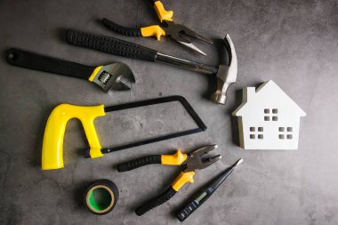 Ahşap ev ve inşaat aletleri taş desenli arka plan 