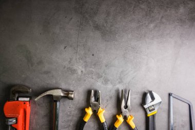 Taş desenli arkaplanda kopyalama alanı olan inşaat araçları. H