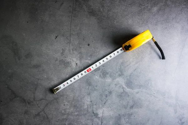 Вимірювальна стрічка будівельні інструменти на фоні кам'яного візерунка wi — стокове фото