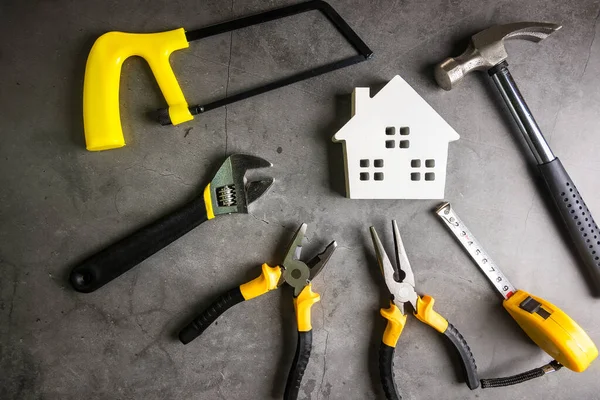 Ahşap ev ve inşaat aletleri taş desenli arka plan 