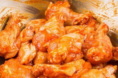 Tavuk ve baharat tozunu karıştırıyorum. Barbekü Tavuk Bacağı Yapıyorum