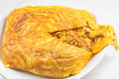 Beyaz tabakta doldurulmuş Tayland omleti. Doldurulmuş yumurta Tayland yemeğidir..