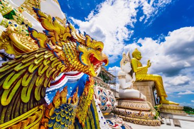 Nakhon Pathom, Tayland - Haziran 09, 2020: Büyük Buda heykeli Chareon Rat Bamrung Tapınağı (Nong Phong Nok Tapınağı) Nakhon Pathom, Tayland