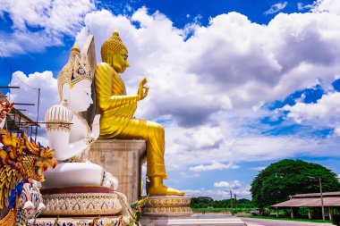 Nakhon Pathom, Tayland - Haziran 09, 2020: Büyük Buda heykeli Chareon Rat Bamrung Tapınağı (Nong Phong Nok Tapınağı) Nakhon Pathom, Tayland