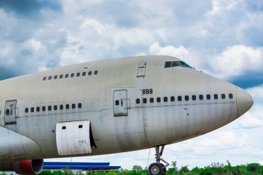 Nakhon Pathom, Tayland - Haziran, 09, 2020: Eski ticari uçak Nakhon Pathom, Tayland 'da fırtınalı bir gökyüzü ile boşaltıldı