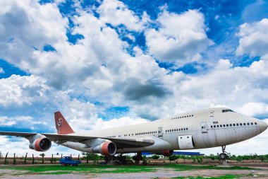 Nakhon Pathom, Tayland - Haziran, 09, 2020: Eski ticari uçak Nakhon Pathom, Tayland 'da fırtınalı bir gökyüzü ile boşaltıldı