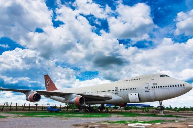 Nakhon Pathom, Tayland - Haziran, 09, 2020: Eski ticari uçak Nakhon Pathom, Tayland 'da fırtınalı bir gökyüzü ile boşaltıldı