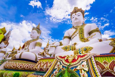 Nakhon Pathom, Tayland - Haziran 09, 2020: Büyük Buda heykeli Chareon Rat Bamrung Tapınağı (Nong Phong Nok Tapınağı) Nakhon Pathom, Tayland