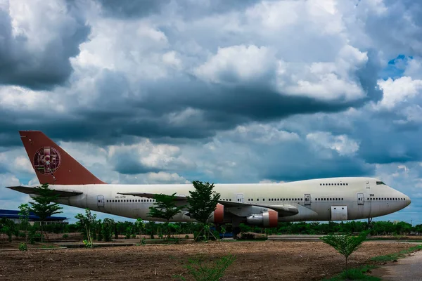 Nakhon Pathom Ταϊλάνδη Ιούνιος 2020 Παλιό Εμπορικό Αεροσκάφος Εκτοξεύτηκε Θυελλώδη — Φωτογραφία Αρχείου