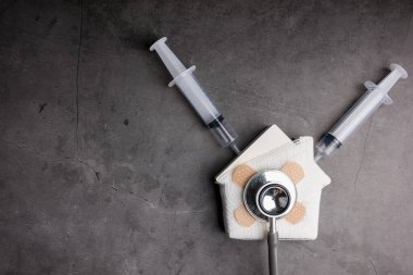 Tahta model beyaz evler ve çimento grisi arka planda ilk yardım ekipmanları. Konsept ev onarımı, ev tamiri, evi yenileme.