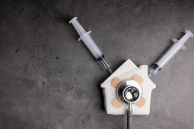 Tahta model beyaz evler ve çimento grisi arka planda ilk yardım ekipmanları. Konsept ev onarımı, ev tamiri, evi yenileme.