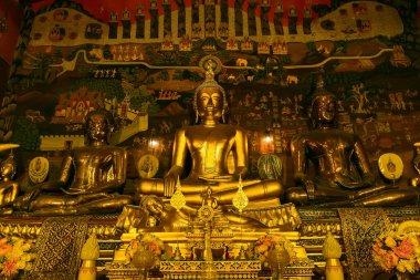 Ayutthaya, Tayland - 31 Temmuz 2018: Wat Phanan Choeng 'de Altın Buda, Tayland, Ayutthaya heykeli