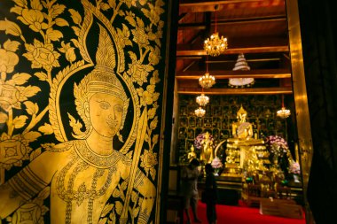 Ayutthaya, Tayland - 13 Haziran 2020: Tanımlanamayan insanlar, Ayutthaya, Tayland 'daki Wat Phanan Choeng' de hayatta iyi şans ve başarı dilemek için tapınağa giderler.
