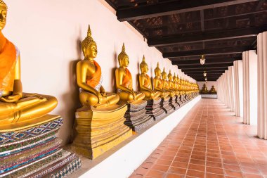 Ayutthaya Tayland 13 Haziran 2020 'de Ayutthaya' daki Wat Phutthaisawan (Eski Tapınak) 'da Buda üst üste Ayutthaya Tayland' ın başkentidir.