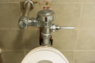 parmak basma düğmesi sifonu çekme tuvaleti.