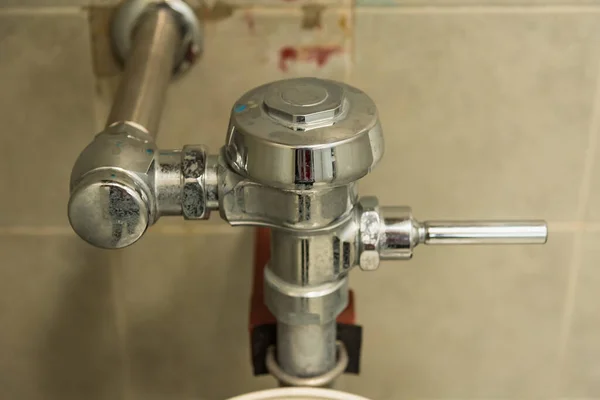 Dedo Pressionando Botão Descarga Banheiro — Fotografia de Stock