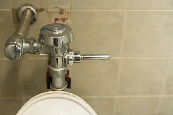 Dedo Pressionando Botão Descarga Banheiro — Fotografia de Stock