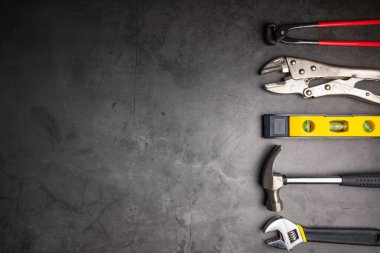 Çimento grisi arka planda el aletlerini tamir et. Ev tamiri, ev tadilatı, evi yenileme. İnşaat aletleri konsepti.